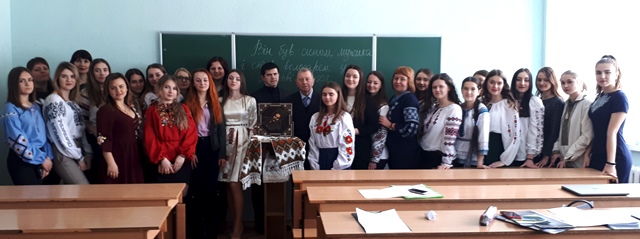 Учасники свята «Вогонь, запалений Тарасом, у  нашім серці не погас»